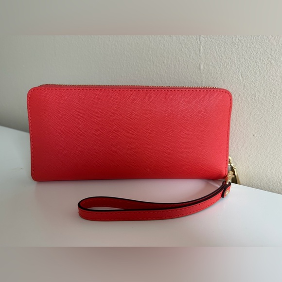 Michael Kors Jet Set Travel Large Logo
Continental Wristlet - Picture 2 of 10